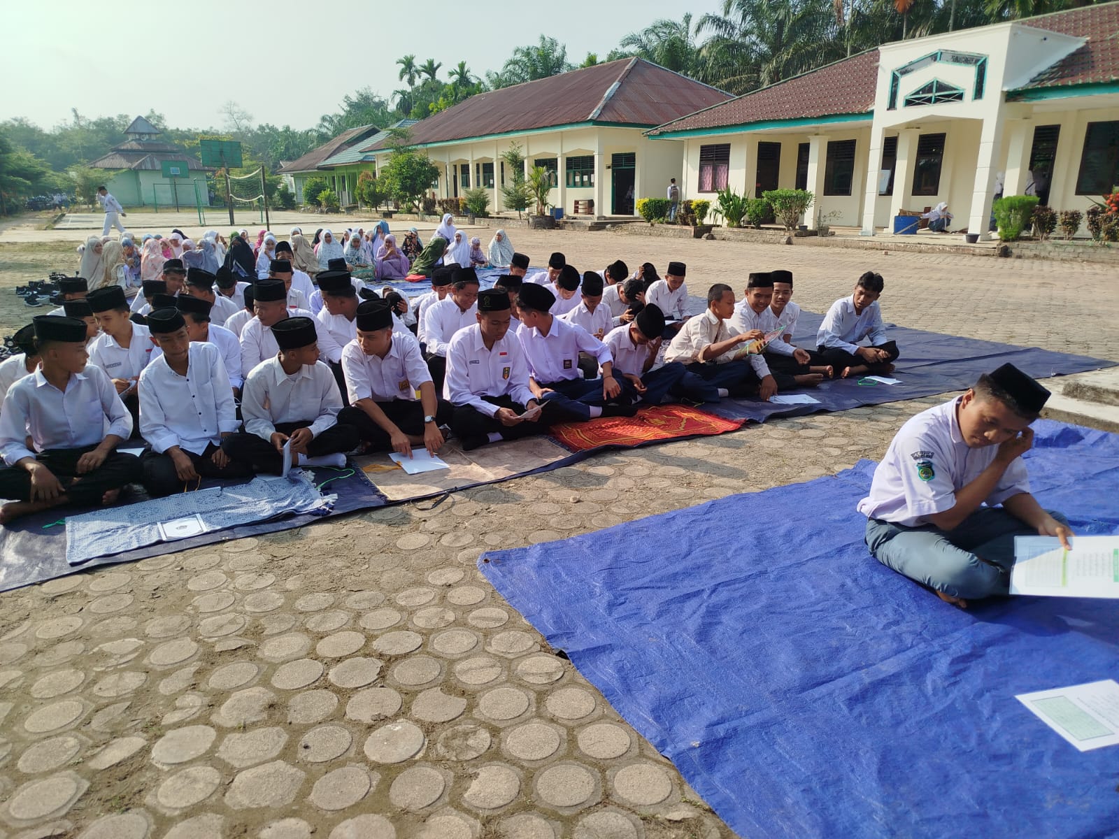 Membangun Karakter Religius Siswa MAN 1 Muaro Jambi Melalui Pembiasaan Sholat Dhuha Berjamaah Membangun Karakter Religius Siswa MAN 1 Muaro Jambi Melalui Pembiasaan Sholat Dhuha Berjamaah