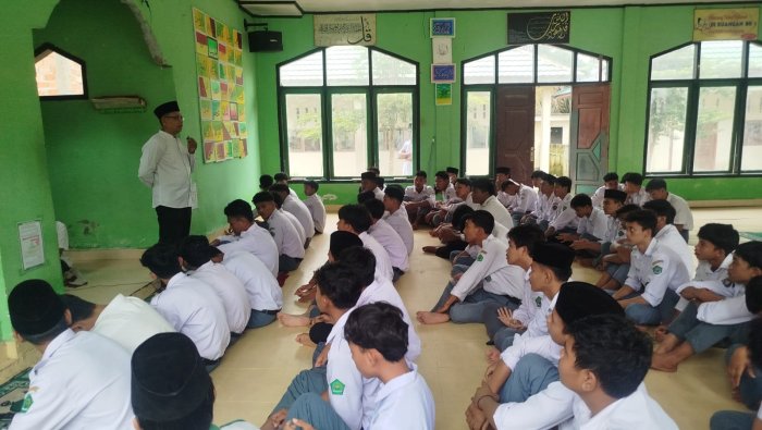 MAN 1 Muaro Jambi Gelar Salat Dzuhur Berjamaah di Mushola Assuhada MAN 1 Muaro Jambi Gelar Salat Dzuhur Berjamaah di Mushola Assuhada