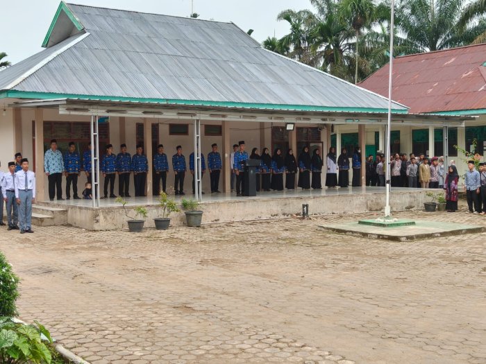 Siti Fatimah Dorong Siswa MAN 1 Muaro Jambi Terapkan 7K di Setiap Kelas