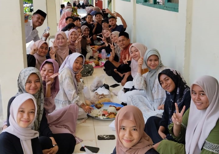 Makan Bersama dengan Wali Kelas Ciptakan Kekeluargaan