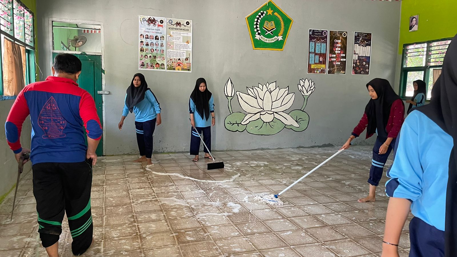 Jelang Peringatan HUT Pramuka Siswa MAN 1 Maro Jambi Melaksanakan Gotong Royong