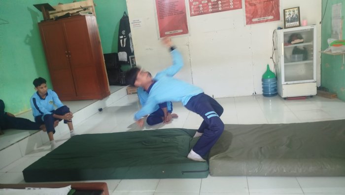 Latihan Roll Depan dan Belakang, Siswa XII E MAN 1 Muaro Jambi Tingkatkan Keseimbangan Tubuh