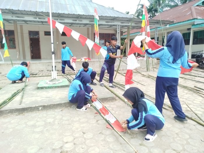 Semarak HUT ke-81 RI, Siswa MAN 1 Muaro Jambi Gotong Royong Pasang Umbul-Umbul di Lingkungan Madrasah Semarak HUT ke-81 RI, Siswa MAN 1 Muaro Jambi Gotong Royong Pasang Umbul-Umbul di Lingkungan Madrasah