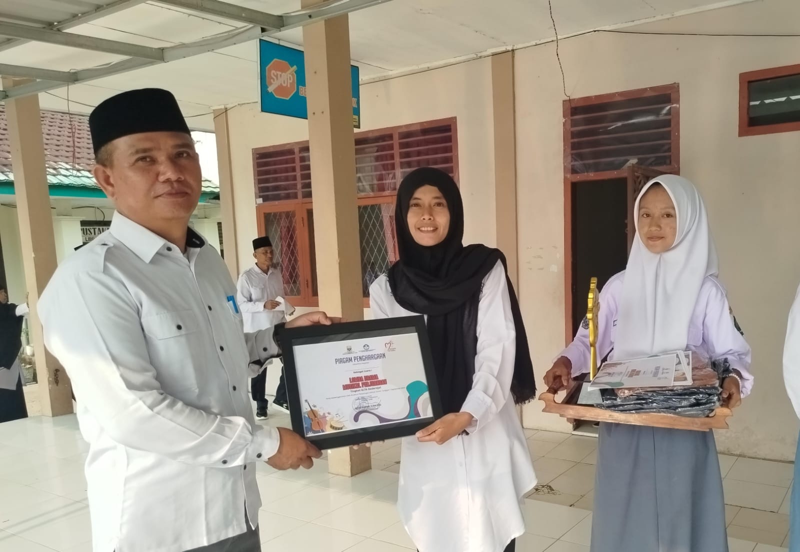 Pembina Ektrakurikuler Kesenian Serahkan Piala Juara 1