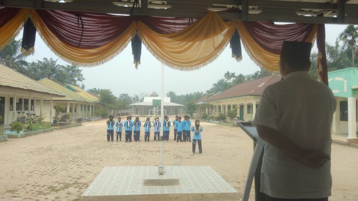 PMR Wira MAN 1 Muaro Jambi Teguhkan Komitmen Kemanusiaan melalui Pengambilan Slayer di Tengah Kabut Asap PMR Wira MAN 1 Muaro Jambi Teguhkan Komitmen Kemanusiaan melalui Pengambilan Slayer di Tengah Kabut Asap