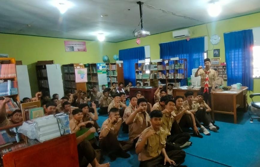 Mengawali Kegiatan Pramuka: Pembina Berikan Materi Tentang Kepramukaan