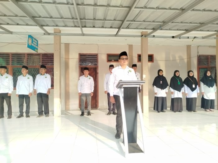 Upacara Bendera Awali Pekan Pembelajaran Efektif, Waka Kurikulum Ingatkan Siswa Bijak Menyikapi Program MBG Upacara Bendera Awali Pekan Pembelajaran Efektif, Waka Kurikulum Ingatkan Siswa Bijak Menyikapi Program MBG