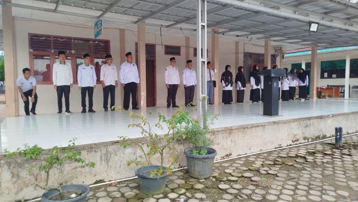 Upacara Bendera Berlangsung Khidmat, Siswa Kelas XII D Tunjukkan Tanggung Jawab