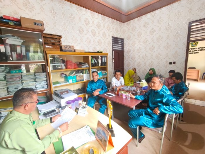 MAN 1 Muaro Jambi Sosialisasikan Perubahan Domain EMIS-GTK, Guru dan Operator Diminta Segera Menyesuaikan Akses MAN 1 Muaro Jambi Sosialisasikan Perubahan Domain EMIS-GTK, Guru dan Operator Diminta Segera Menyesuaikan Akses