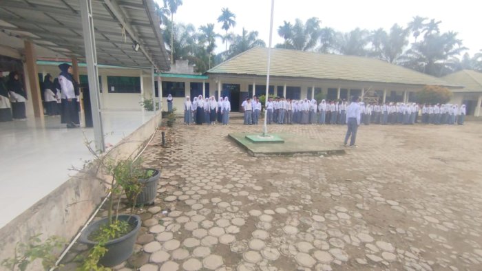 XI C Berprestasi, Tampilkan Kekompakan Saat Bertugas di Upacara Bendera XI C Berprestasi, Tampilkan Kekompakan Saat Bertugas di Upacara Bendera