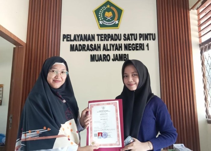 Kesibukan Kuliah Tak Halangi Alumni Urus Ijazah di PTSP MAN 1 Muaro Jambi