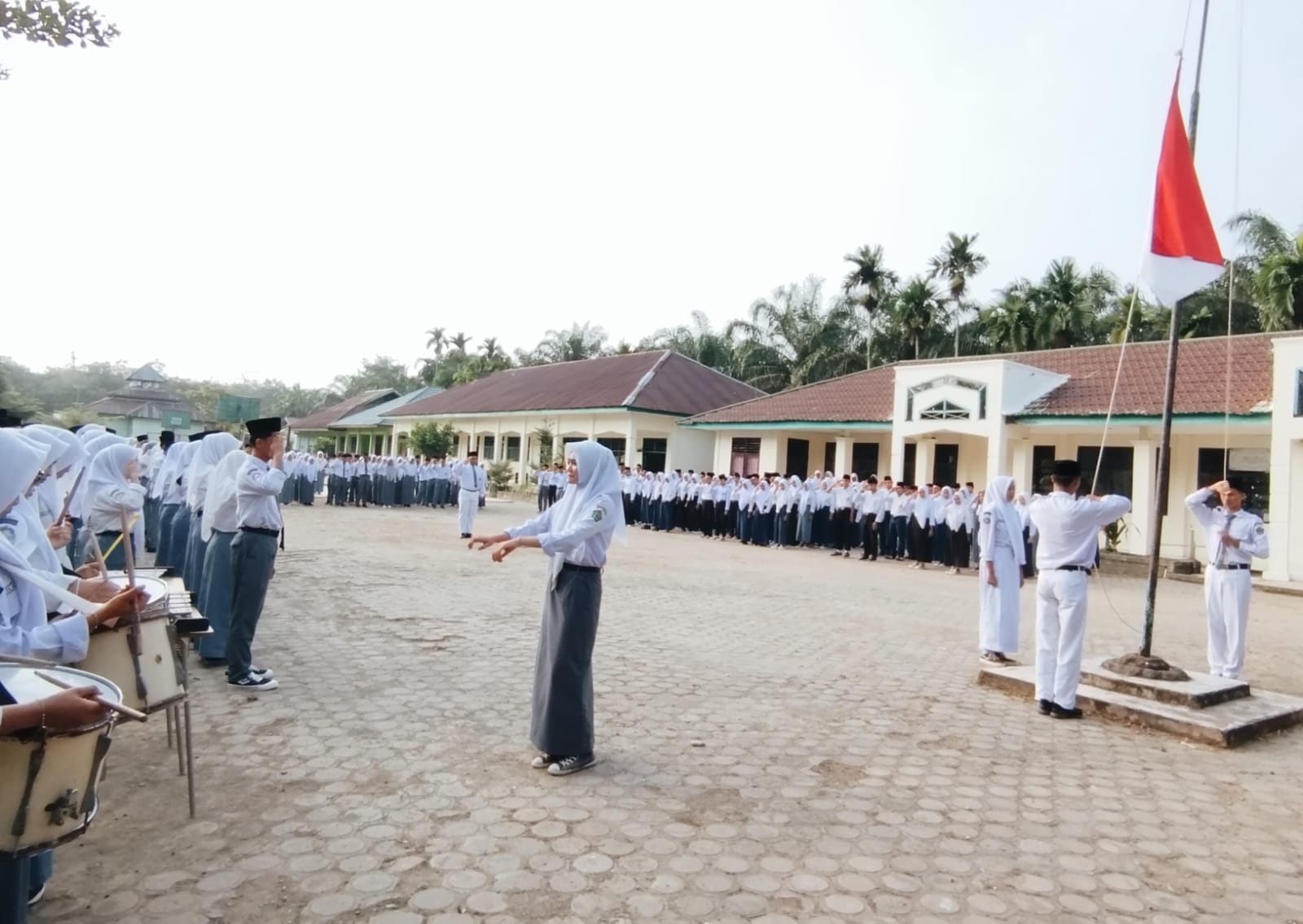 Genta Bahana Mahardika Iringi Lagu Indonesia Raya Saat UPB