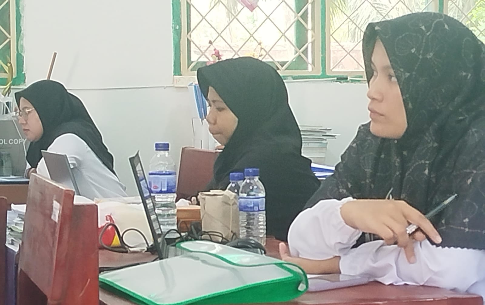 Siti Fatimah Guru MAN 1 Muaro Jambi Siapkan Perangkat Memasuki Semester Genap Siti Fatimah Guru MAN 1 Muaro Jambi Siapkan Perangkat Memasuki Semester Genap