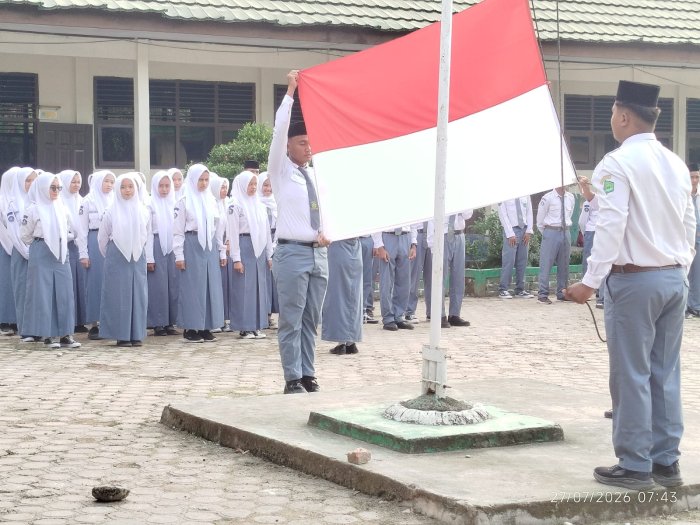 Kelas XII A Sukses Jalankan Tugas Upacara dengan Penuh Tanggung Jawab Meski Wali Kelas Masih Cuti Kelas XII A Sukses Jalankan Tugas Upacara dengan Penuh Tanggung Jawab Meski Wali Kelas Masih Cuti