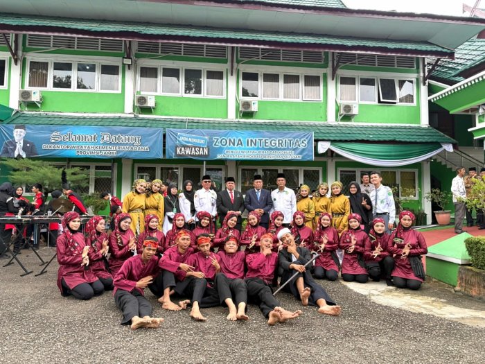 Kepala MAN 1 Muaro Jambi Hadiri HAB ke-80 Tingkat Provinsi, Tim Kesenian Tampil Memukau