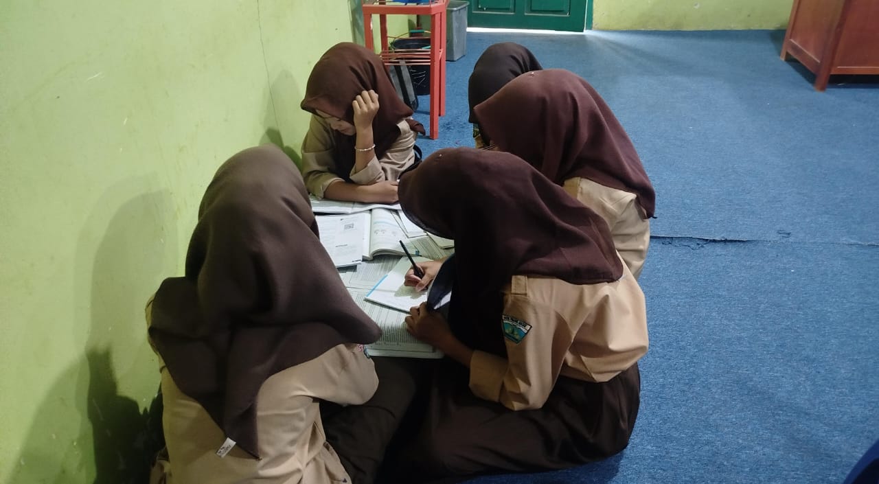 Siswa MAN 1 Muaro Jambi Manfaatkan Pustaka MAN 1 Muaro Jambi