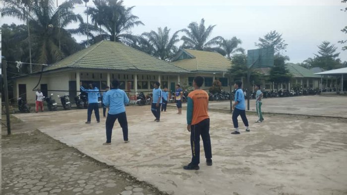 Semangat di Lapangan: Siswa MAN 1 Muaro Jambi Asah Kekompakan Lewat Bola Voli