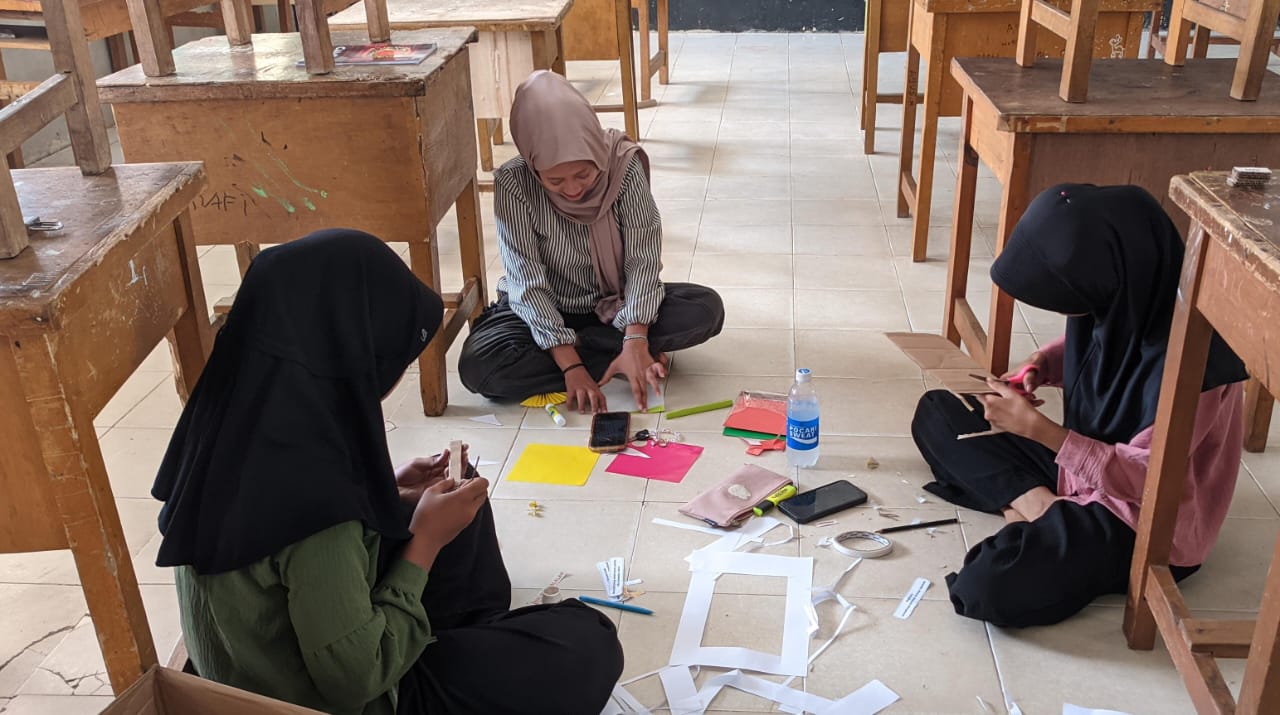 Siswa Kelas XIA Bekerjasama Untuk Mendekorasi Kelas