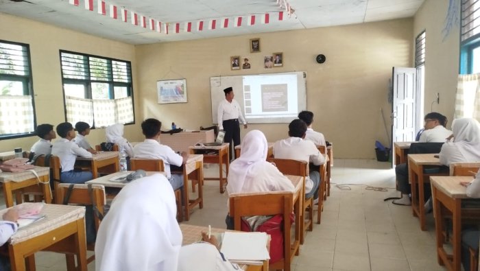 Andoko, S.Pd. Disupervisi di Kelas XII A MAN 1 Muaro Jambi
