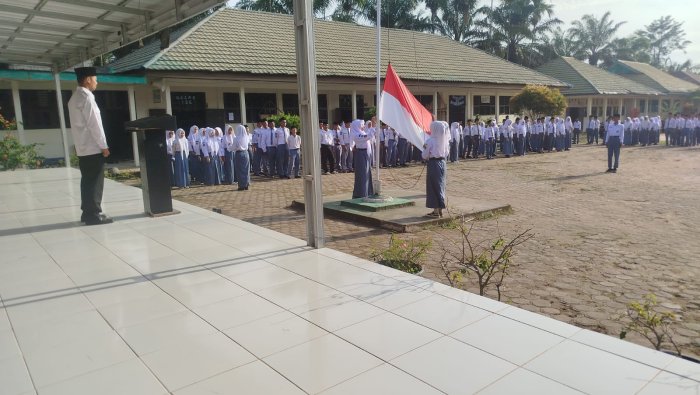 Disiplin Jadi Kunci Sukses, Pesan Pembina Upacara di MAN 1 Muaro Jambi