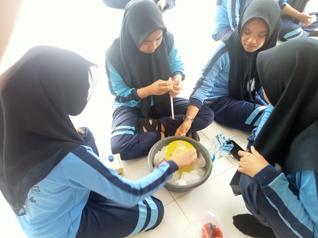 Siswa MAN 1 Muaro Jambi Praktik Kimia Membuat Es Krim Putar