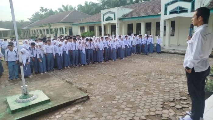 Proktor Tekankan Ketelitian Siswa Saat Gunakan Exambro dalam ASAS Proktor Tekankan Ketelitian Siswa Saat Gunakan Exambro dalam ASAS