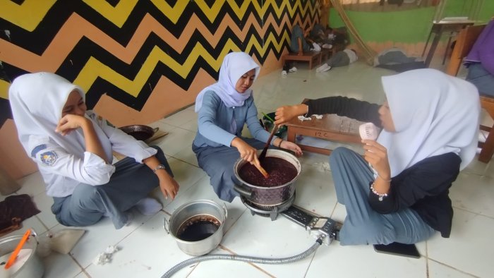 Semangat Berbagi Ramadan, Siswa MAN 1 Muaro Jambi Bagikan Takjil di Pasar Selasa