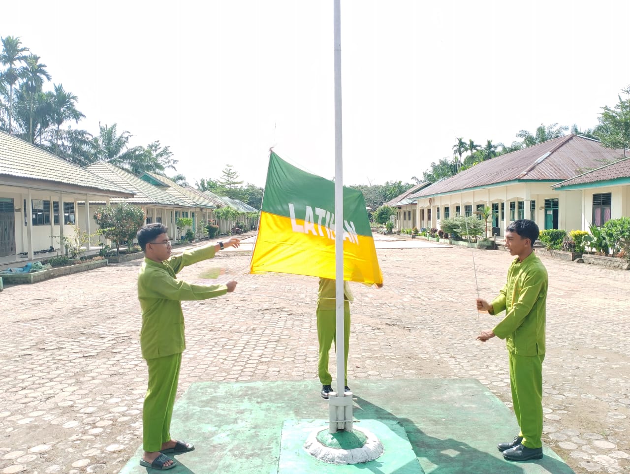 Siswa Kelas XI A Latihan Menjadi Petugas Upacara