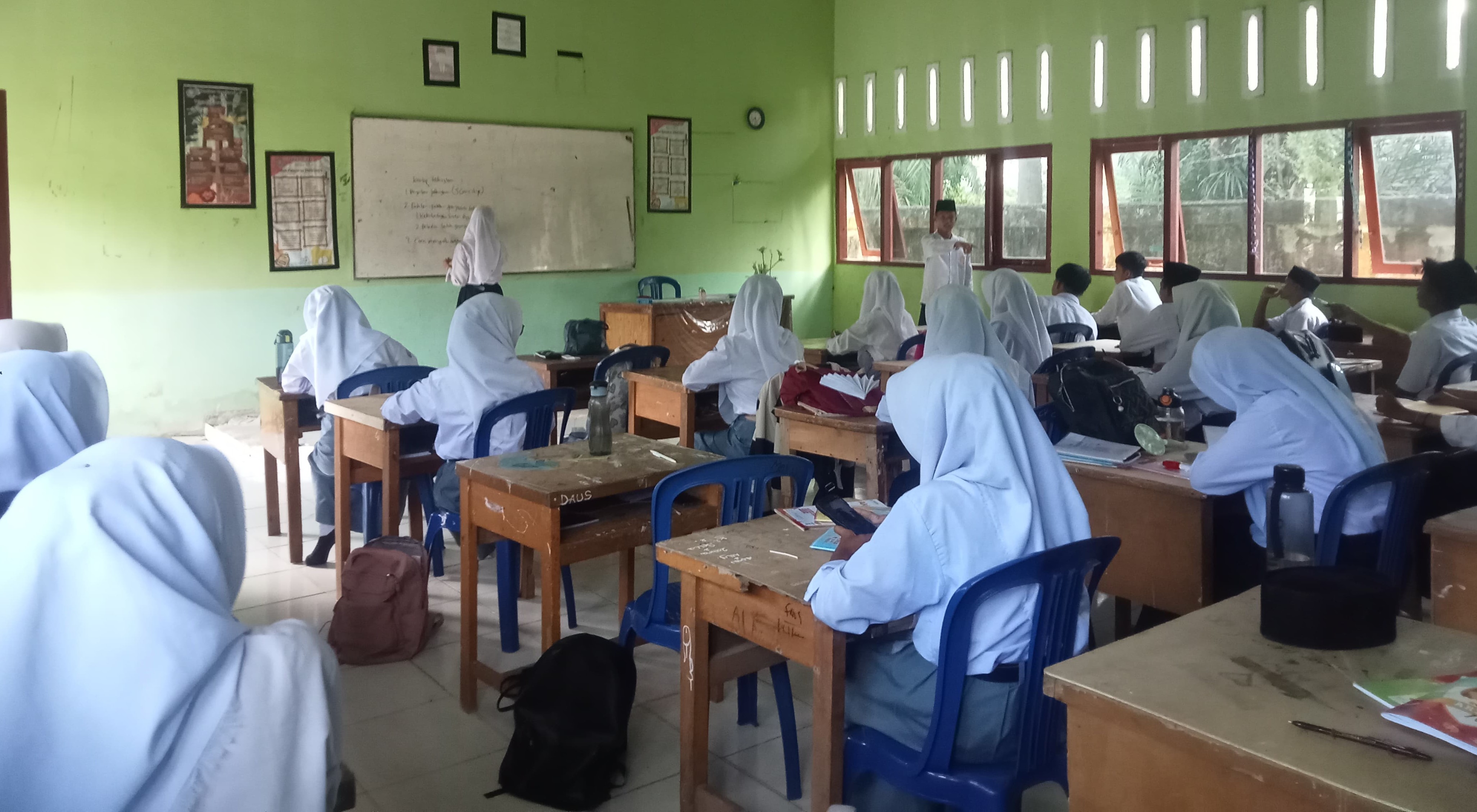 Ketua Kelas X4 Pimpin Pembentukan  Pembagian Tugas Kelas