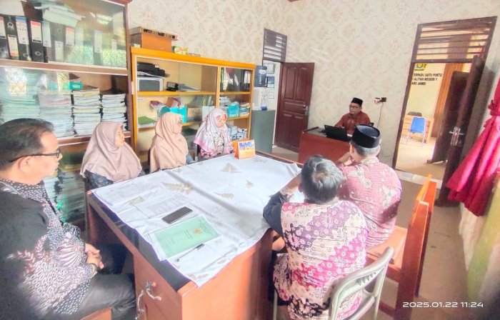 Guru MAN 1 Muaro Jambi Fokus Menyusun Kisi-Kisi dan Soal ASAT Guru MAN 1 Muaro Jambi Fokus Menyusun Kisi-Kisi dan Soal ASAT