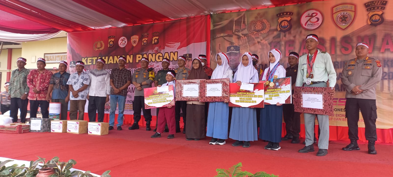 Bakti Sosial HUT Bhayangkara Ke- 78 : Muaro Jambi Serahkan Beasiswa, Bibit Pohon Kepada Masyarakat Dan Tanam Pohon