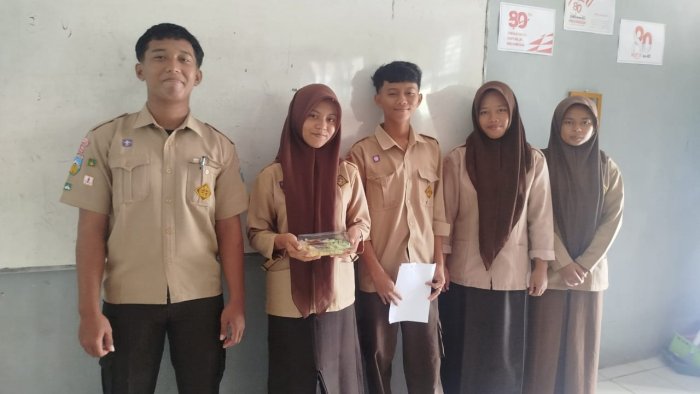 Belajar Sambil Berwirausaha, Siswa XII B Sajikan Rujak Buah Segar