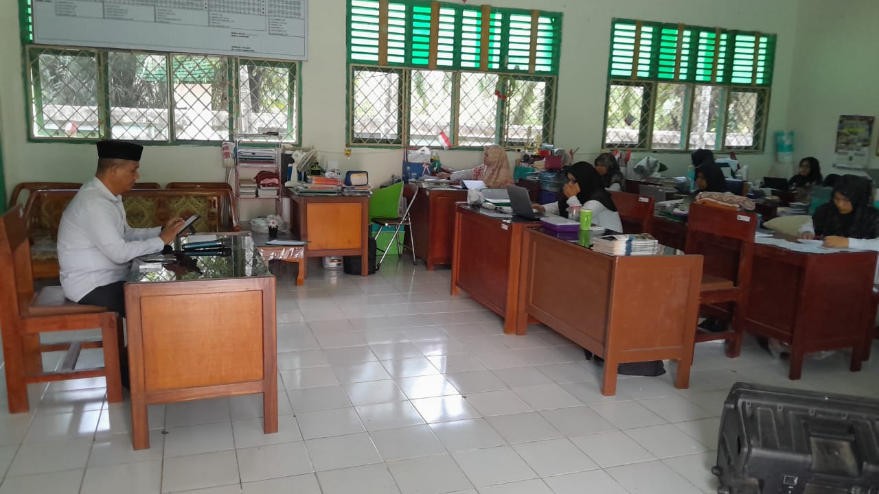 Kepala madrasah Pimpin Rapat dengan Dewan Guru Kepala madrasah Pimpin Rapat dengan Dewan Guru