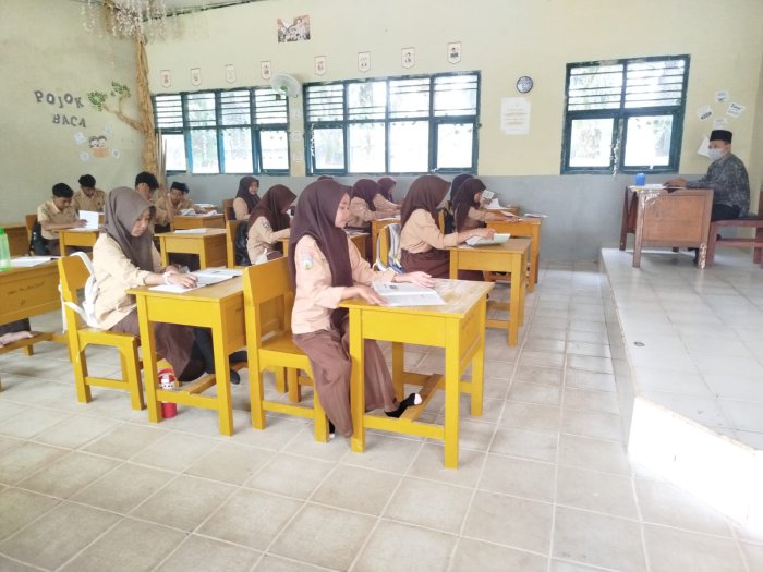 Kabut Asap Masih Terasa, MAN 1 Muaro Jambi Ingatkan Siswa Tetap di Dalam Kelas
