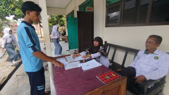 Dedikasi di Kursi Piket: Keteladanan Ibu Nurgayah Layani Siswa dengan Penuh Kesabaran