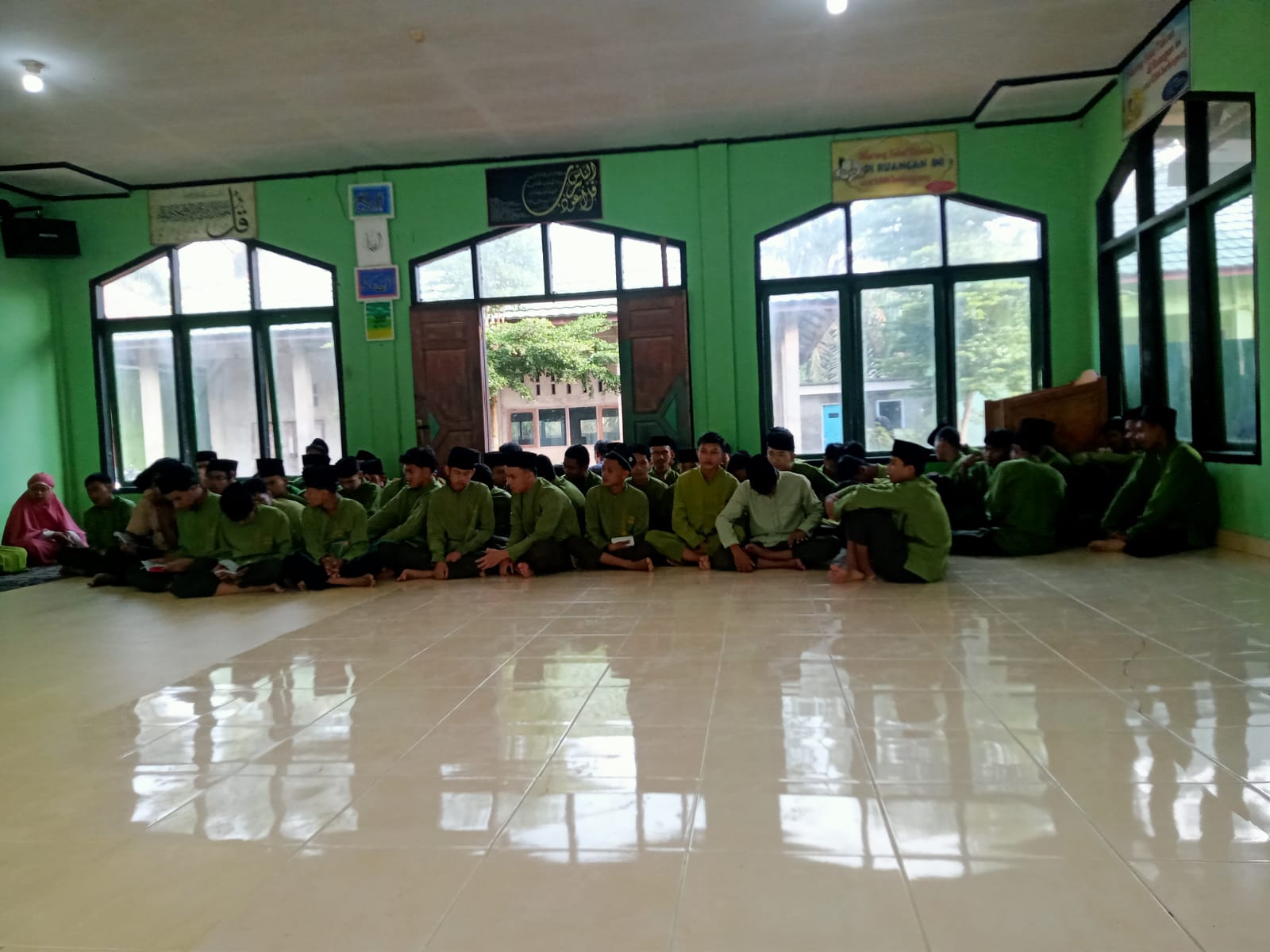 Siswa kelas XI B Pimpin Pembiasaan Pembacaan Yasinan 