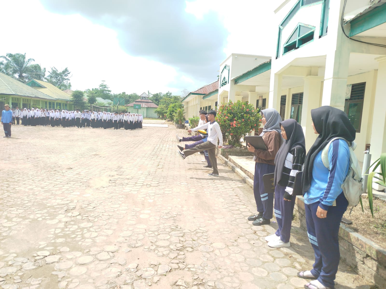 Pengurus OSIM Latihan Upacara Pengibaran Bendera Sekaligus Persiapan Pembukaan Matsama Pengurus OSIM Latihan Upacara Pengibaran Bendera Sekaligus Persiapan Pembukaan Matsama