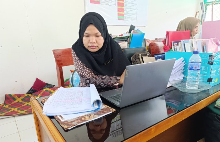 Guru MAN 1 Muaro Jambi Kebut Penginputan Nilai RDM Jelang Rapat Kenaikan Kelas Guru MAN 1 Muaro Jambi Kebut Penginputan Nilai RDM Jelang Rapat Kenaikan Kelas