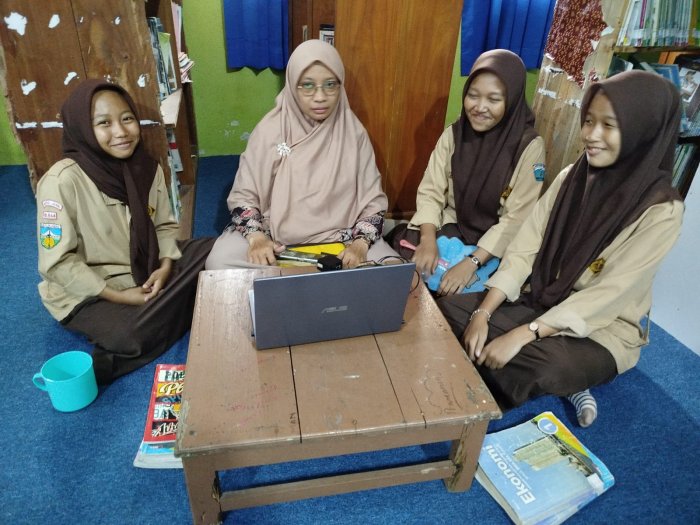 Guru Ekonomi MAN 1 Muaro Jambi Lakukan Pembinaan Peserta OMI 2025