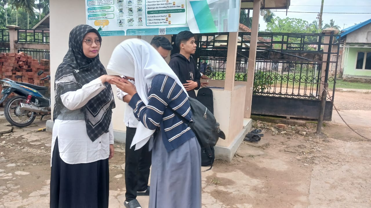 Guru Piket MAN 1 Muaro Jambi Laksanakan Tugas dengan Penung Tanggung Jawab