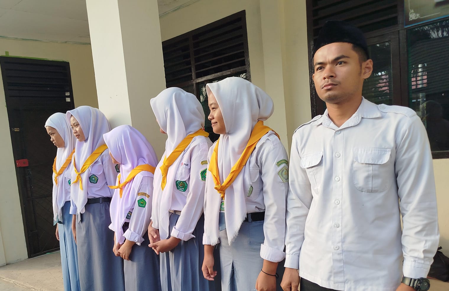 PMR Wira MAN 1 Muaro Jambi Siap Siaga Memberi Pertolongan Peserta Upacara