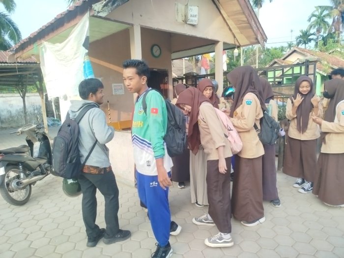 Disiplinkan Penampilan Peserta Didik, Guru MAN 1 Muaro Jambi Gelar Pemeriksaan Kuku dan Kelengkapan Seragam Disiplinkan Penampilan Peserta Didik, Guru MAN 1 Muaro Jambi Gelar Pemeriksaan Kuku dan Kelengkapan Seragam