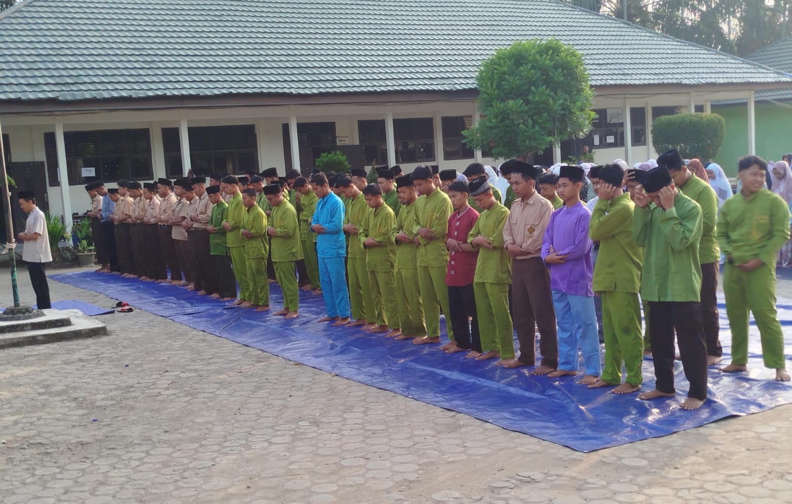 Pembina Keagamaan MAN 1 Muaro Jambi Pimpin Salat Dhuha