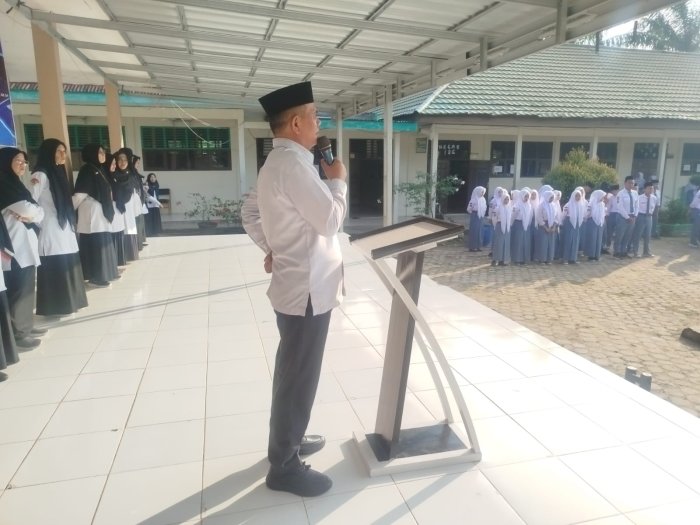 Hari Pertama Masuk Madrasah, Kepala MAN 1 Muaro Jambi Ajak Siswa Menjadi Teladan dan Disiplin Hari Pertama Masuk Madrasah, Kepala MAN 1 Muaro Jambi Ajak Siswa Menjadi Teladan dan Disiplin