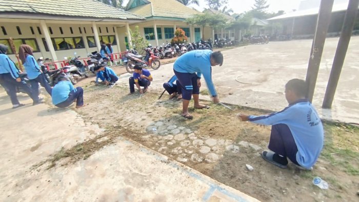 XI D Buktikan Semangat Gotong Royong Tak Pernah Pudar di Madrasah