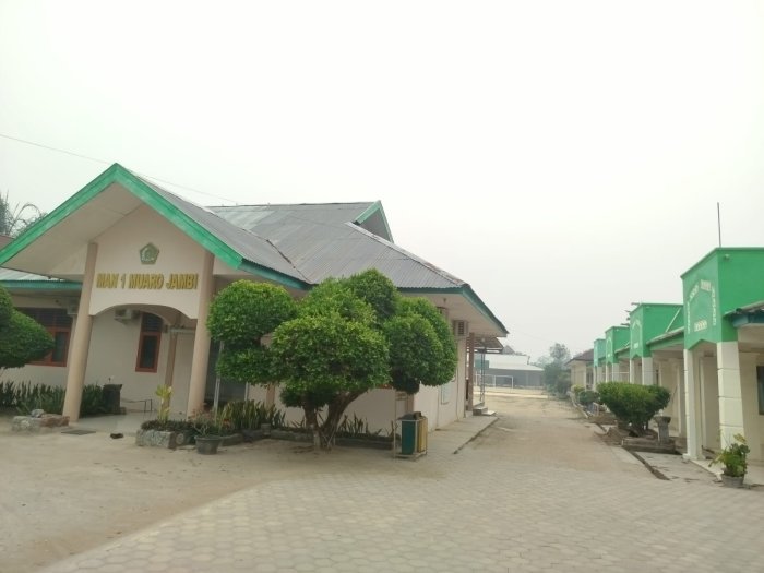 Abu Karhutla Selimuti Lingkungan, MAN 1 Muaro Jambi Tetap Layani Pembelajaran Abu Karhutla Selimuti Lingkungan, MAN 1 Muaro Jambi Tetap Layani Pembelajaran