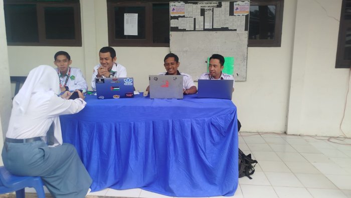 Guru Piket Berperan Vital Jaga Kelancaran KBM di MAN 1 Muaro Jambi Guru Piket Berperan Vital Jaga Kelancaran KBM di MAN 1 Muaro Jambi
