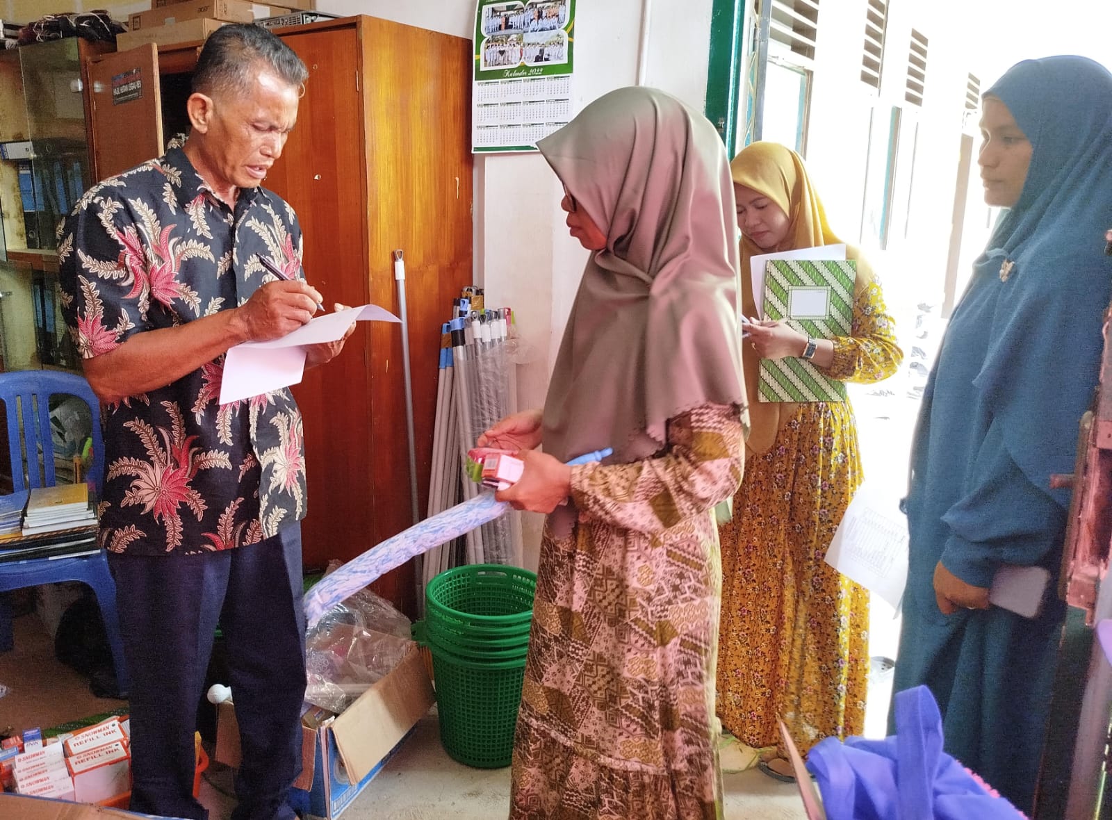 Wali Kelas Menerima Perlengkapan Kelas Guna Mendukung KBM Wali Kelas Menerima Perlengkapan Kelas Guna Mendukung KBM