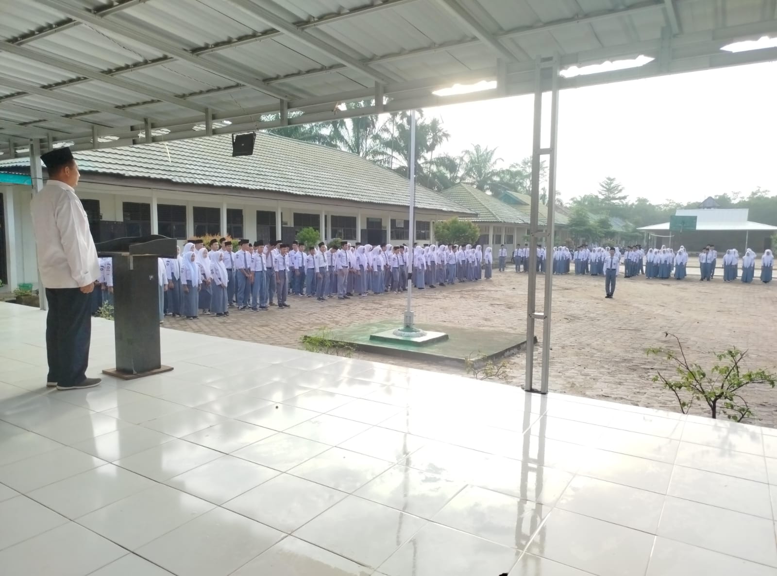 Upacara Bendera Hari Senin: Guru BK Tekankan Pentingnya Disiplin dan Kerapian Siswa Upacara Bendera Hari Senin: Guru BK Tekankan Pentingnya Disiplin dan Kerapian Siswa