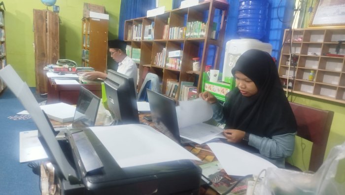 Di Balik Layar Akademik, Wali Kelas MAN 1 Muaro Jambi Mulai Cetak Rapor Semester